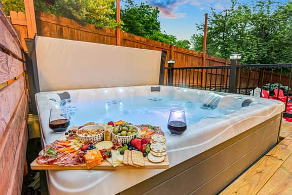 6BR Asheville: Bowling+Hot Tub+Theater | 16 Guests